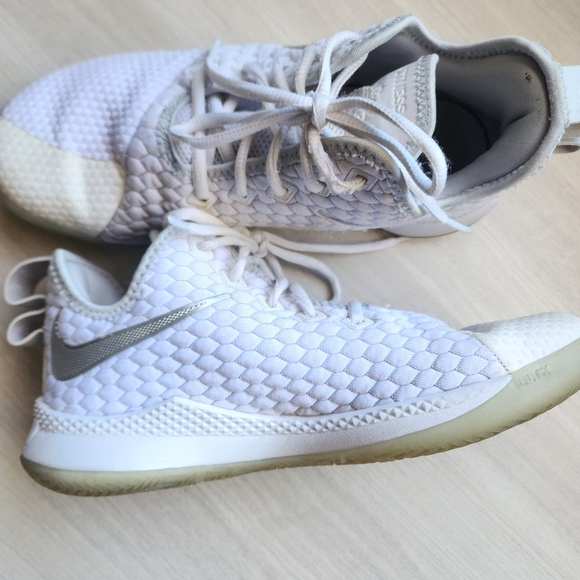 Nike LeBron Witness 3 Shoes in White Chrome size 8 Athletic Basketball Active - Picture 2 of 7